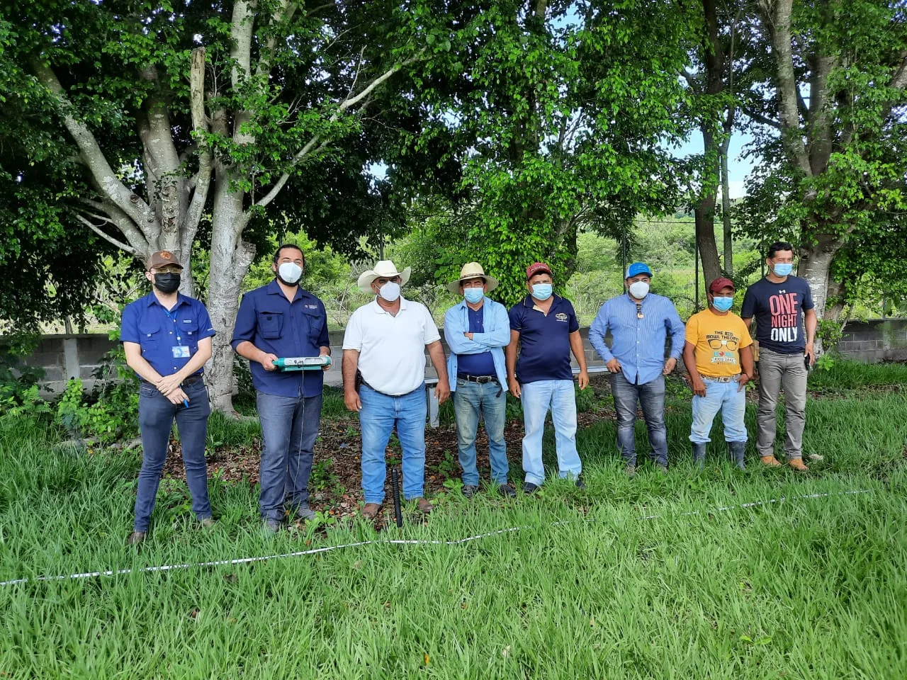 Equipo de trabajo durante actividad de campo